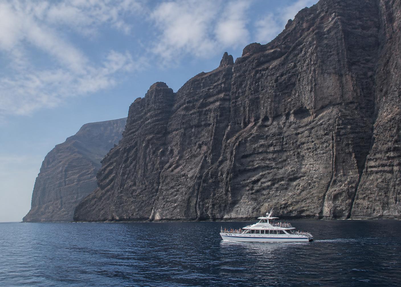 A small excursion boat on the Atlantic beneath the Los Gigantes cliffs